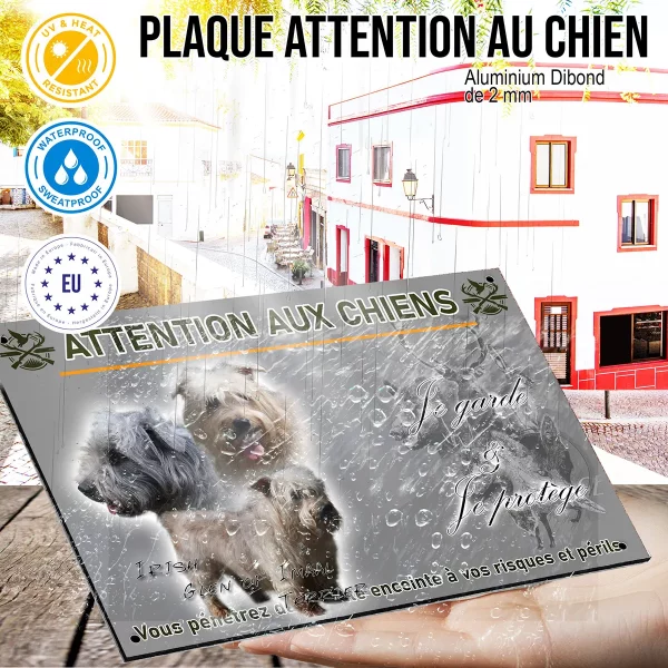 panneau Trois Irish Glen of Imaal Terriers avec un fond flou.