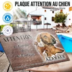 Plaque attention au chien Lévrier Azawakh, fond chêne, en situation