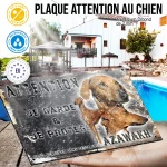 Plaque attention au chien Lévrier Azawakh, fond vintage, en situation