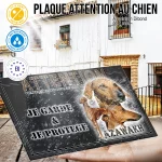 Plaque attention au chien Lévrier Azawakh, fond gris anthracite, en situation