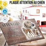 Plaque attention au chien Azawakh, fond chêne, en situation