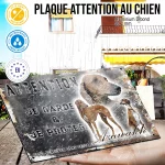 Plaque attention au chien Azawakh, fond vintage, en situation