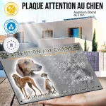 Plaque attention au chien Azawakh, fond chasse, en situation