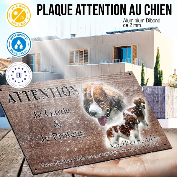 panneau attention au chien Trois Kooikerhondjes en mouvement avec un texte en bas