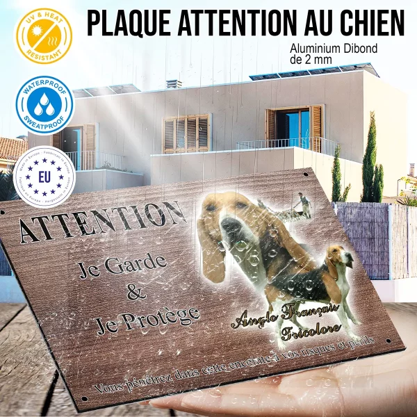 panneau attention au chien Anglo Français Tricolore avec plusieurs chiens en arrière plan