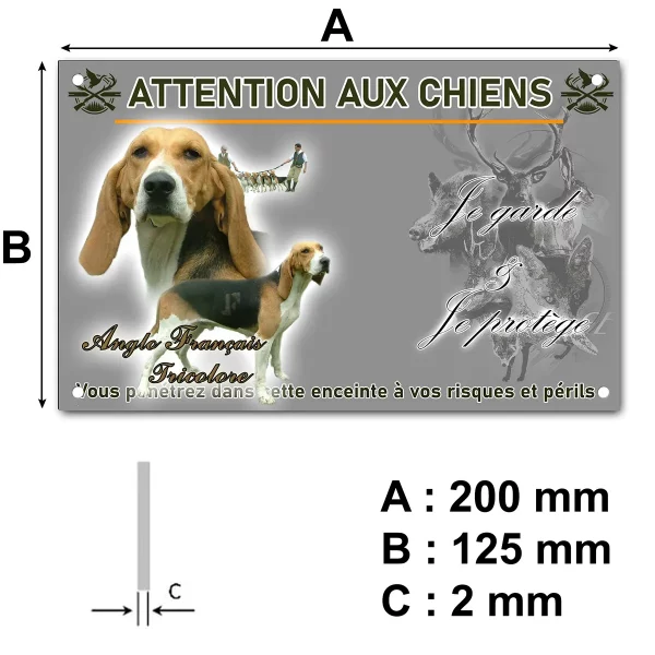 panneau Anglo Français Tricolore avec plusieurs chiens en arrière plan