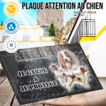 Plaque attention au chien Setter Irlandais Rouge Et Blanc, fond gris anthracite, en situation