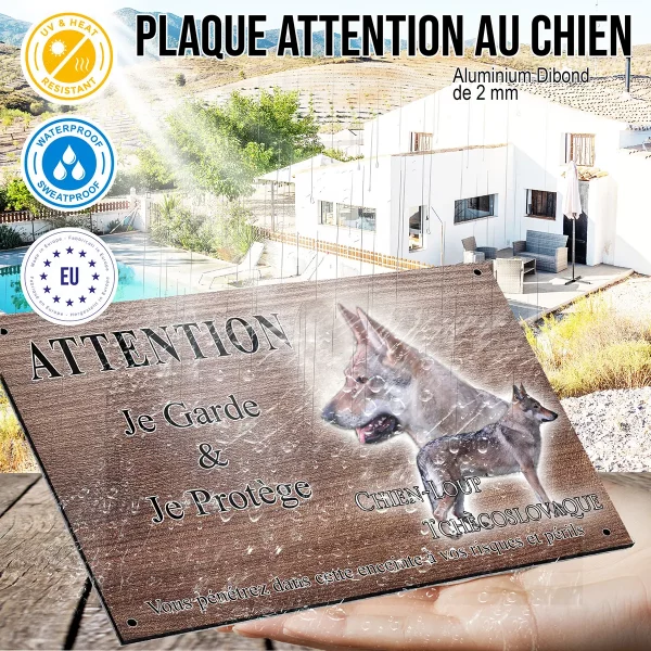 panneau attention au chien Chien Loup Tchécoslovaque devant une pleine lune