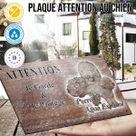 Plaque attention au chien Perro De Agua Espagnol, fond chêne, en situation