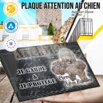 Plaque attention au chien Perro De Agua Espagnol, fond gris anthracite, en situation