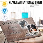 Plaque attention au chien Berger Australien, fond chêne, en situation