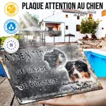 Plaque attention au chien Berger Australien, fond vintage, en situation