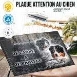 Plaque attention au chien Berger Australien, fond gris anthracite, en situation