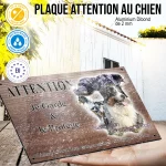 Plaque attention au chien Australian Shepherd, fond chêne, en situation