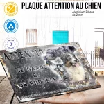 Plaque attention au chien Australian Shepherd, fond vintage, en situation