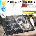 Plaque attention au chien Australian Shepherd, fond gris anthracite, en situation
