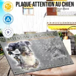 Plaque attention au chien Australian Shepherd, fond chasse, en situation