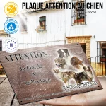 Plaque attention au chien Berger Australien Rouge, fond chêne, en situation