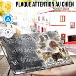 Plaque attention au chien Berger Australien Rouge, fond vintage, en situation