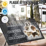 Plaque attention au chien Berger Australien Rouge, fond gris anthracite, en situation