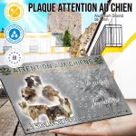 Plaque attention au chien Berger Australien Rouge, fond chasse, en situation