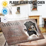 Plaque attention au chien Berger Australien Tricolor, fond chêne, en situation