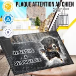 Plaque attention au chien Berger Australien Tricolor, fond gris anthracite, en situation