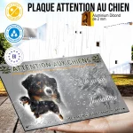 Plaque attention au chien Berger Australien Tricolor, fond chasse, en situation