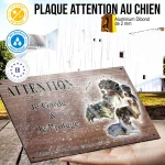Plaque attention au chien Berger Australien Troupeau, fond chêne, en situation
