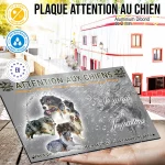 Plaque attention au chien Berger Australien Troupeau, fond chasse, en situation