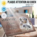 Plaque attention au chien Berger Australien Bleu, fond chêne, en situation