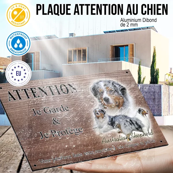 panneau attention au chien Trois Australian Shepherds sur fond clair