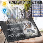 Plaque attention au chien Berger Australien Bleu, fond gris anthracite, en situation