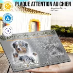 Plaque attention au chien Berger Australien Bleu, fond chasse, en situation