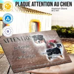 Plaque attention au chien Mini Berger Australien, fond chêne, en situation
