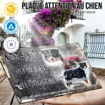 Plaque attention au chien Mini Berger Australien, fond vintage, en situation