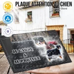 Plaque attention au chien Mini Berger Australien, fond gris anthracite, en situation