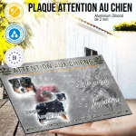 Plaque attention au chien Mini Berger Australien, fond chasse, en situation
