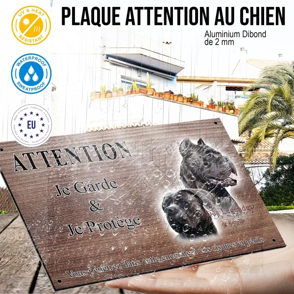 panneau attention au chien Deux Cane Corso en portrait avec une pose fière