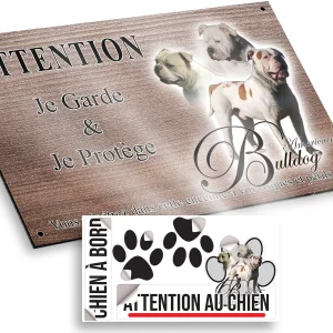 plaque attention au chien Trois American Bulldogs se tenant ensemble avec texte.
