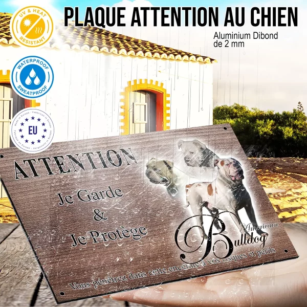 panneau attention au chien Trois American Bulldogs se tenant ensemble avec texte.