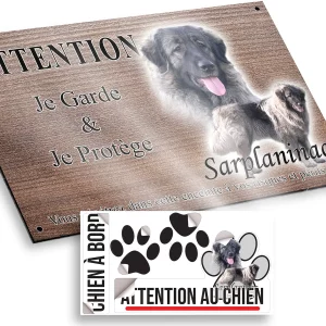 plaque attention au chien Chien Sarplaninac avec un gros plan sur la tête et un profil