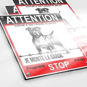 Attention Au Chien Mordant - plaque avec un Amstaff dessin animé.