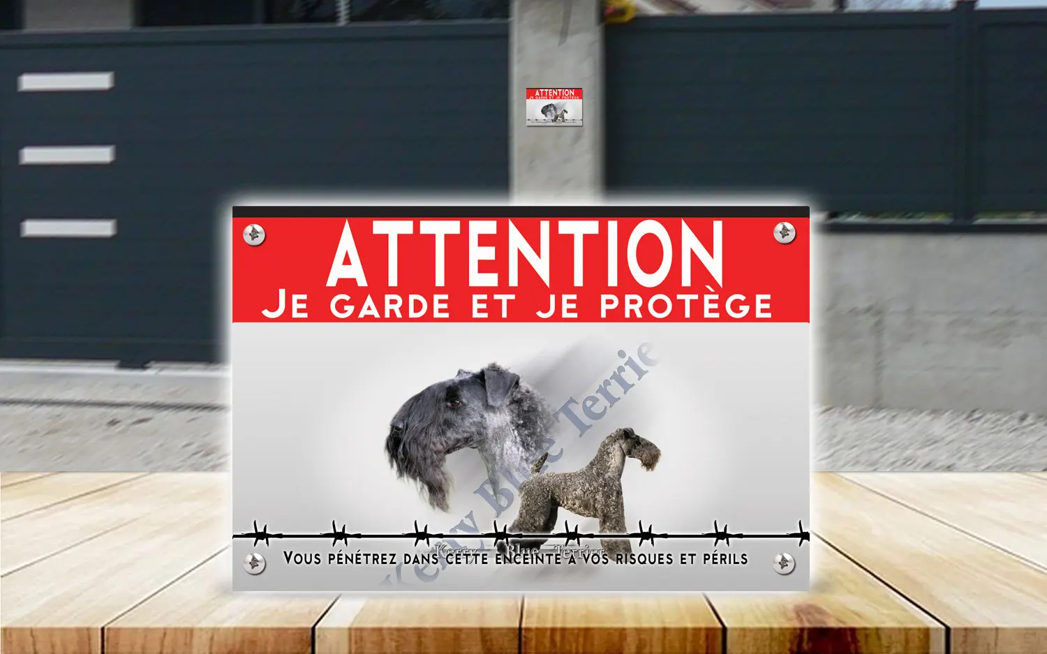 Plaque attention au chien kerry blue terrier en dibond 2 mm, posée sur un portail