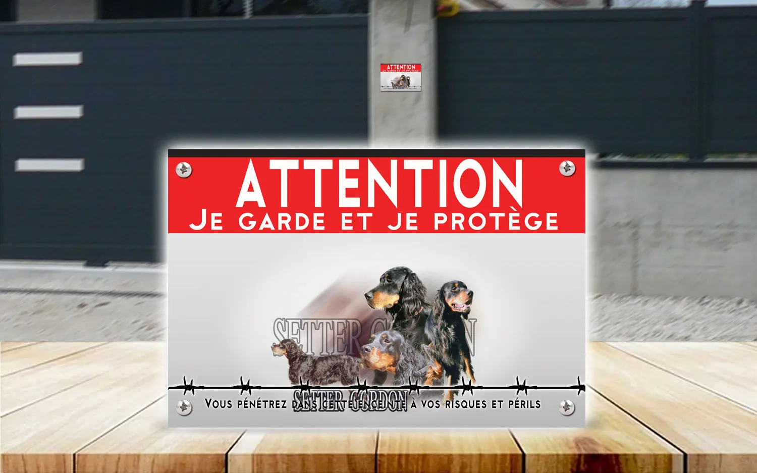 Plaque attention au chien setter Gordon en dibond 2 mm, posée sur un portail