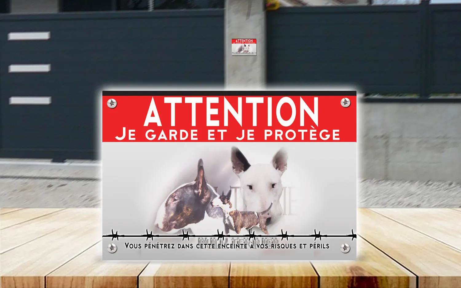 Plaque attention au chien bull terrier en dibond 2 mm, posée sur un portail