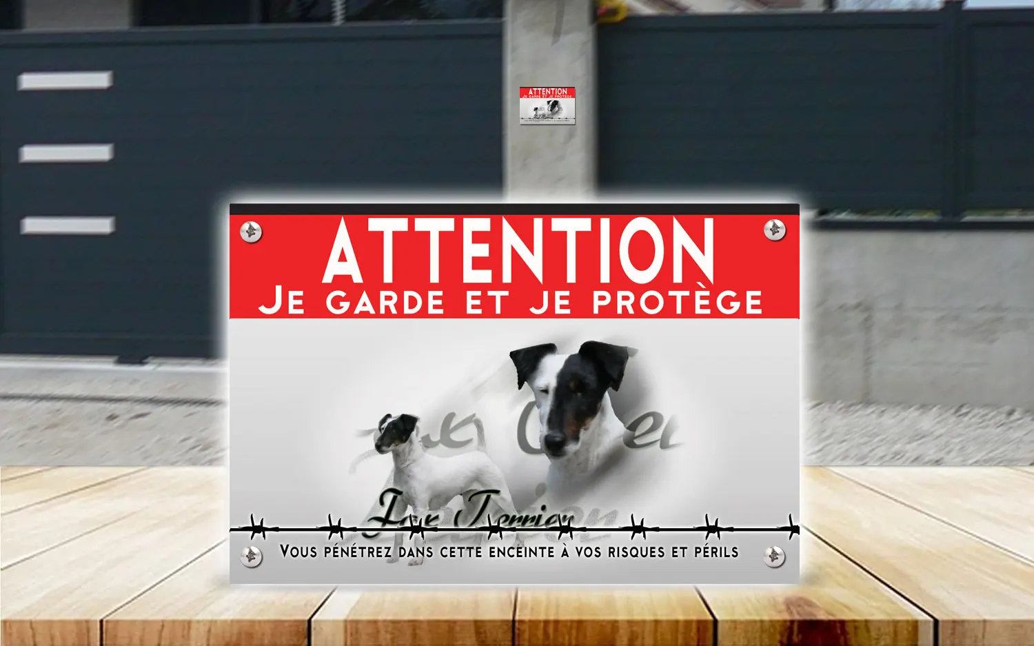 Plaque attention au chien fox terrier à poil lisse en dibond 2 mm, posée sur un portail