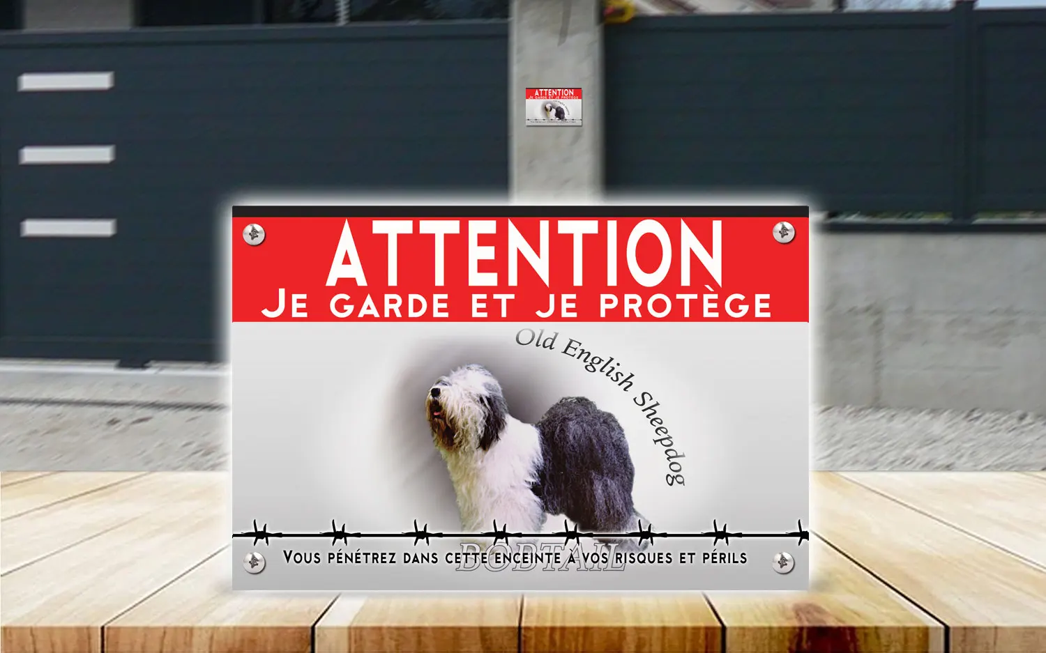 Plaque attention au chien bobtail en dibond 2 mm, posée sur un portail