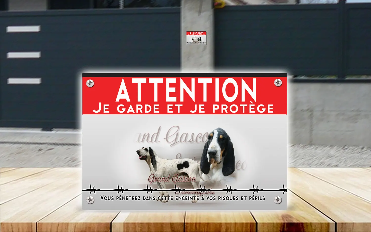 Plaque attention au chien gascon saintongeois en dibond 2 mm, posée sur un portail