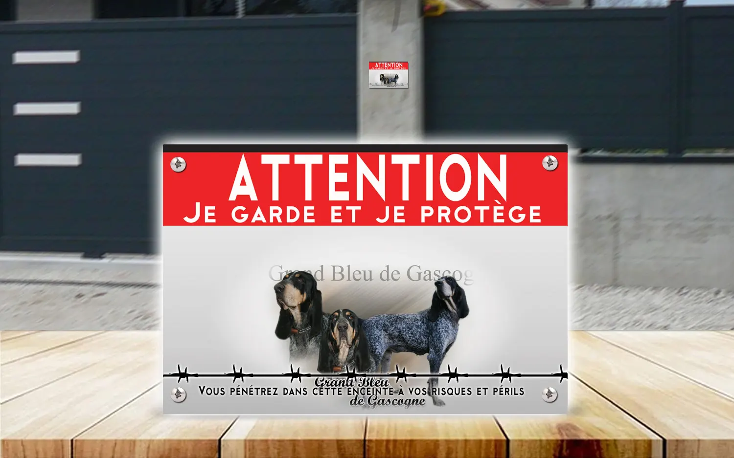 Plaque attention au chien grand bleu de Gascogne en dibond 2 mm, posée sur un portail